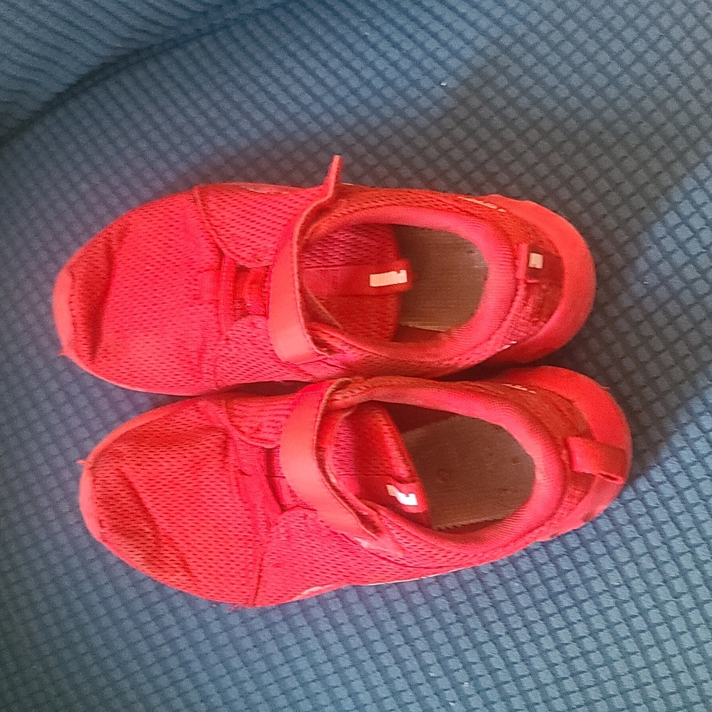 Boys size 3c tennis shoes